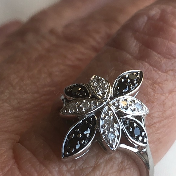 10k Black and White Diamond Ring - Picture 3 of 8